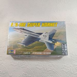Revell Aircraft Plane F/A 18-E Super Hornet Plastic Model Kit, Sealed New